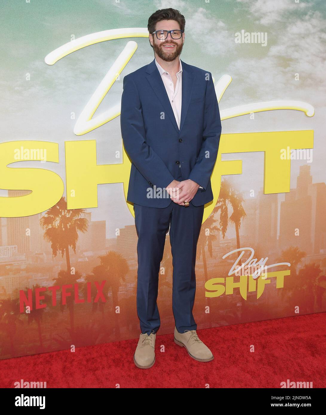 Los Angeles, USA. 10. August 2022. Tyler Tice kommt bei der TAGESSCHICHT-Weltpremiere von Netflix an, die am Mittwoch, dem 10. August 2022, im Regal LA Live in Los Angeles, CA, stattfand. (Foto: Sthanlee B. Mirador/Sipa USA) Quelle: SIPA USA/Alamy Live News Stockfoto