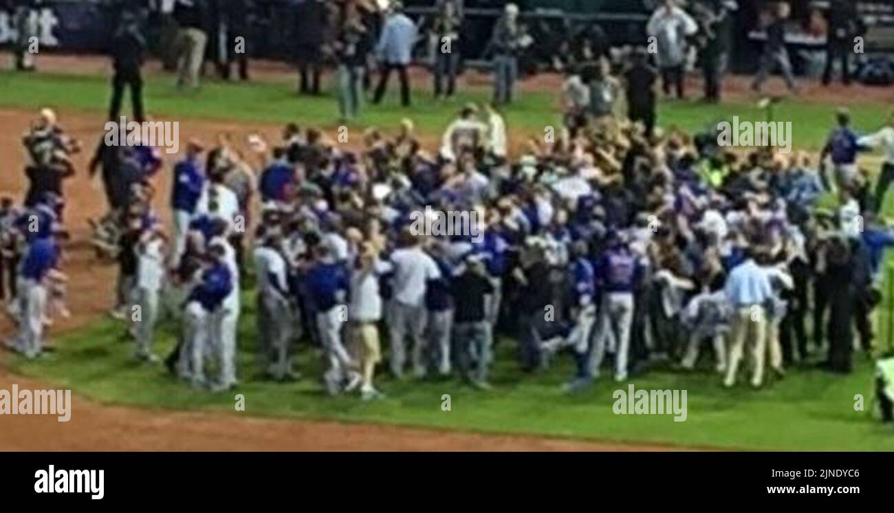 Die Chicago Cubs feiern im Progressive Field in Cleveland nach dem Sieg über die Indianer 8-7 in Spiel 7 der World Series, 2. November 2016. (K.Farabaugh- Stockfoto