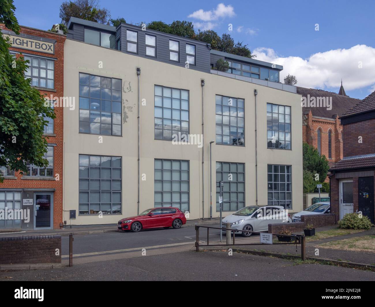 The Lightbox, ein zweckmäßig erbauter stilvoller Apartmentblock aus dem Jahr 2002, Duke Street, Northampton, Großbritannien Stockfoto