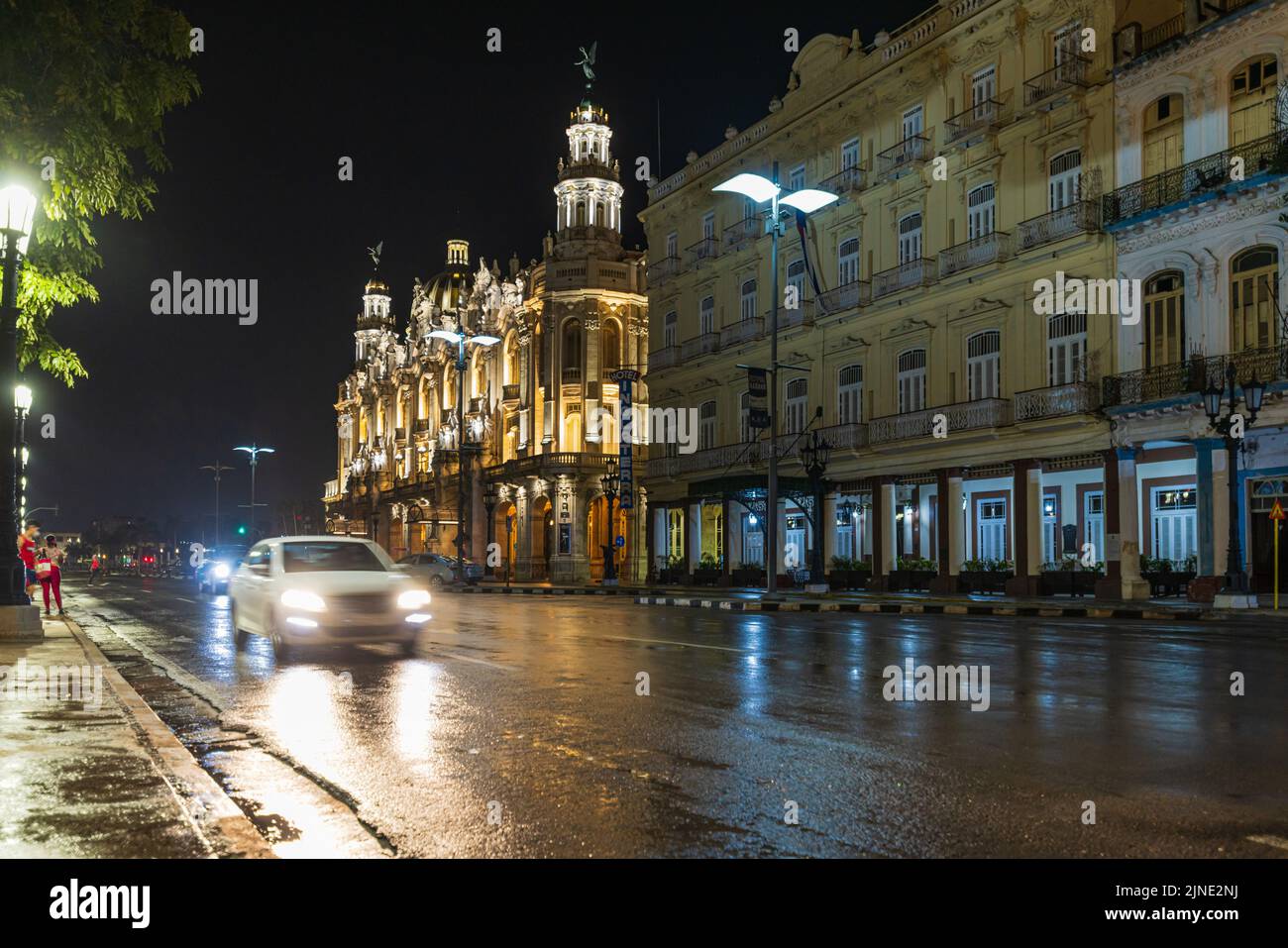 HAVANNA, KUBA - 3. JANUAR 2021 - Nachtansicht des Hotels Inglaterra und des Gran Teatro de La Habana auf dem Paseo de Marti (Paseo del Prado) Stockfoto