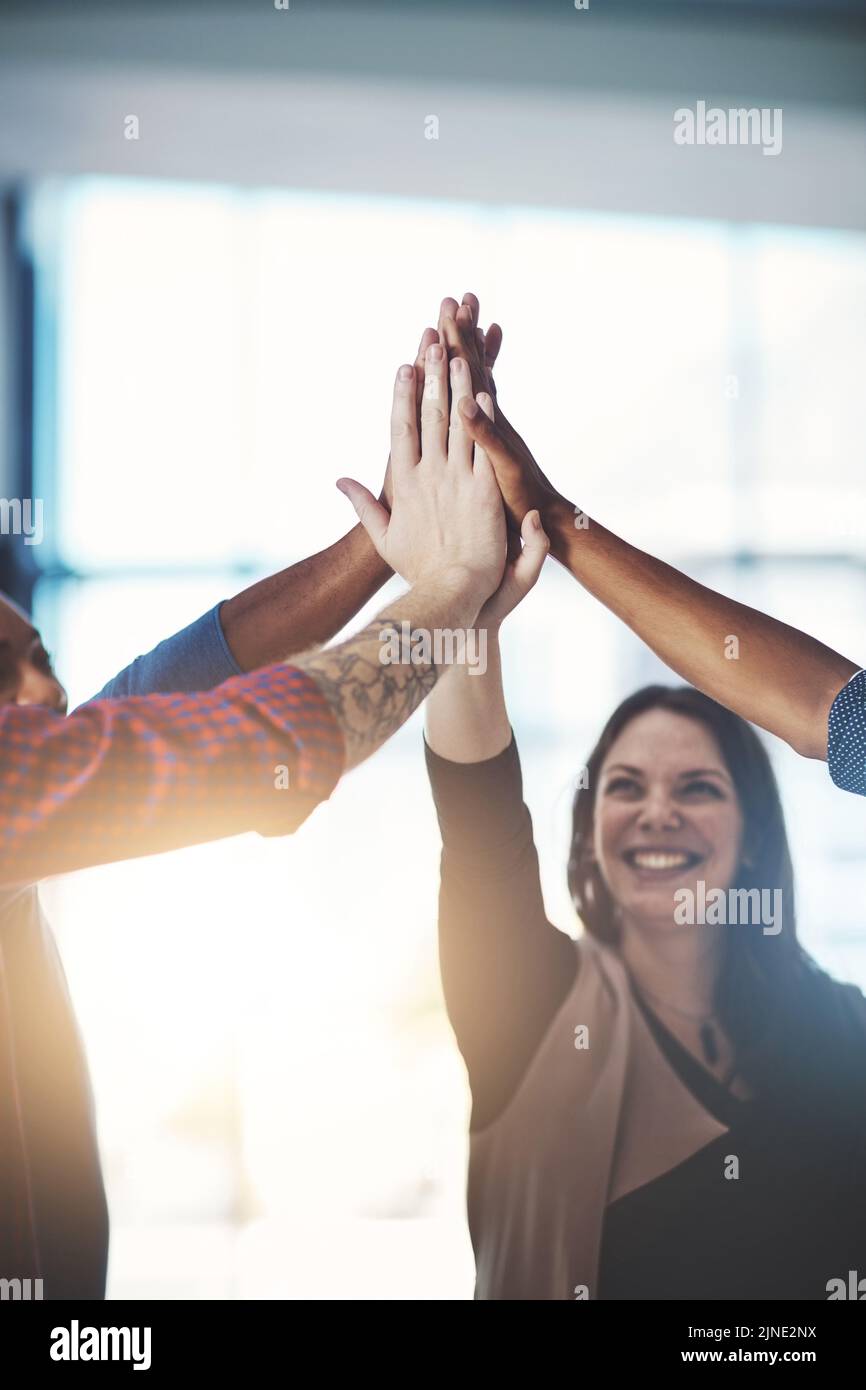 Hoch fünf Geschäftsfrauen mit Büroteam feiern Teamarbeit, Erfolg und Entwicklungsunterstützung. Eine Gruppe von glücklichen Kollegen geht Hand an Stockfoto