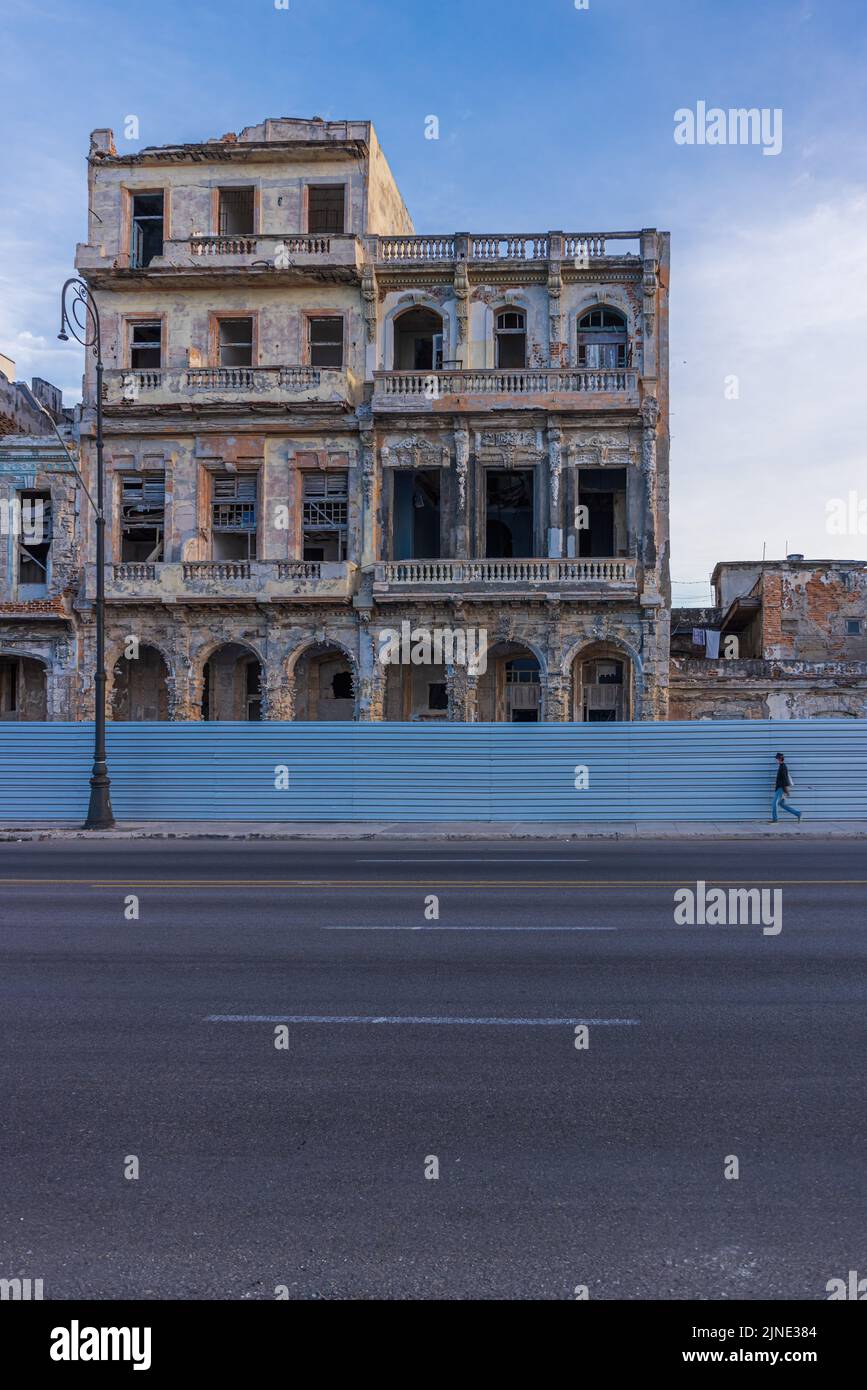 HAVANNA, KUBA - 2. JANUAR: Verfaulte Häuser im Kolonialstil am Malecon am 2. Januar 2021 in Havanna, Kuba Stockfoto