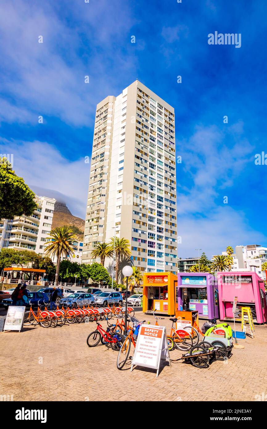 Kapstadt, Südafrika - 12. Mai 2022: Fahrradverleih am Sea Point Strand Stockfoto