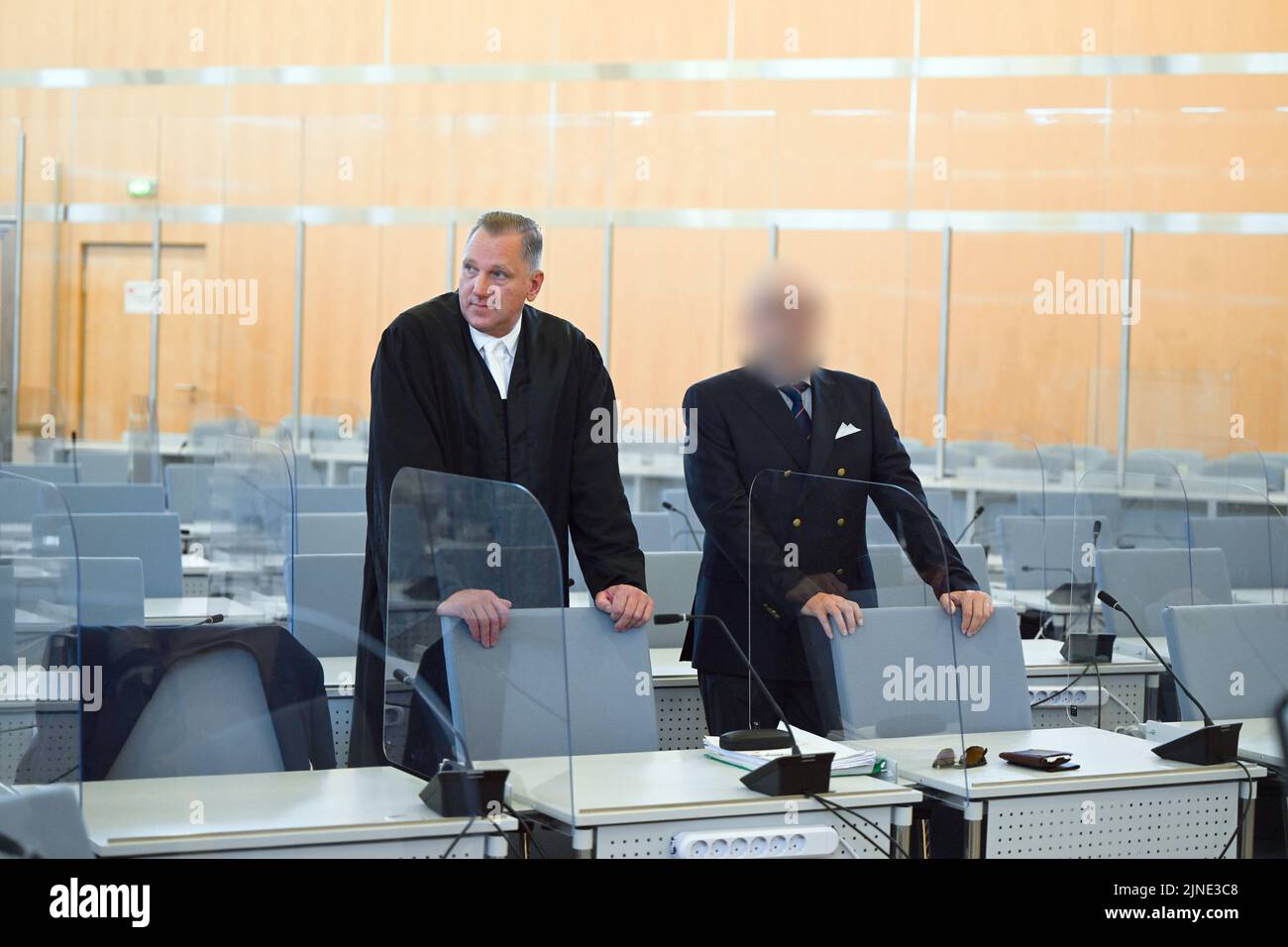 d-sseldorf-deutschland-11-august-2022-der-angeklagte-steht-mit