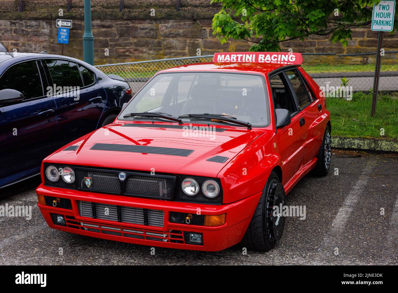 Ein roter Lancia Delta Integrale unter Martini Racing in Milford Cars & Coffe Event, Milford, Connecticut Stockfoto