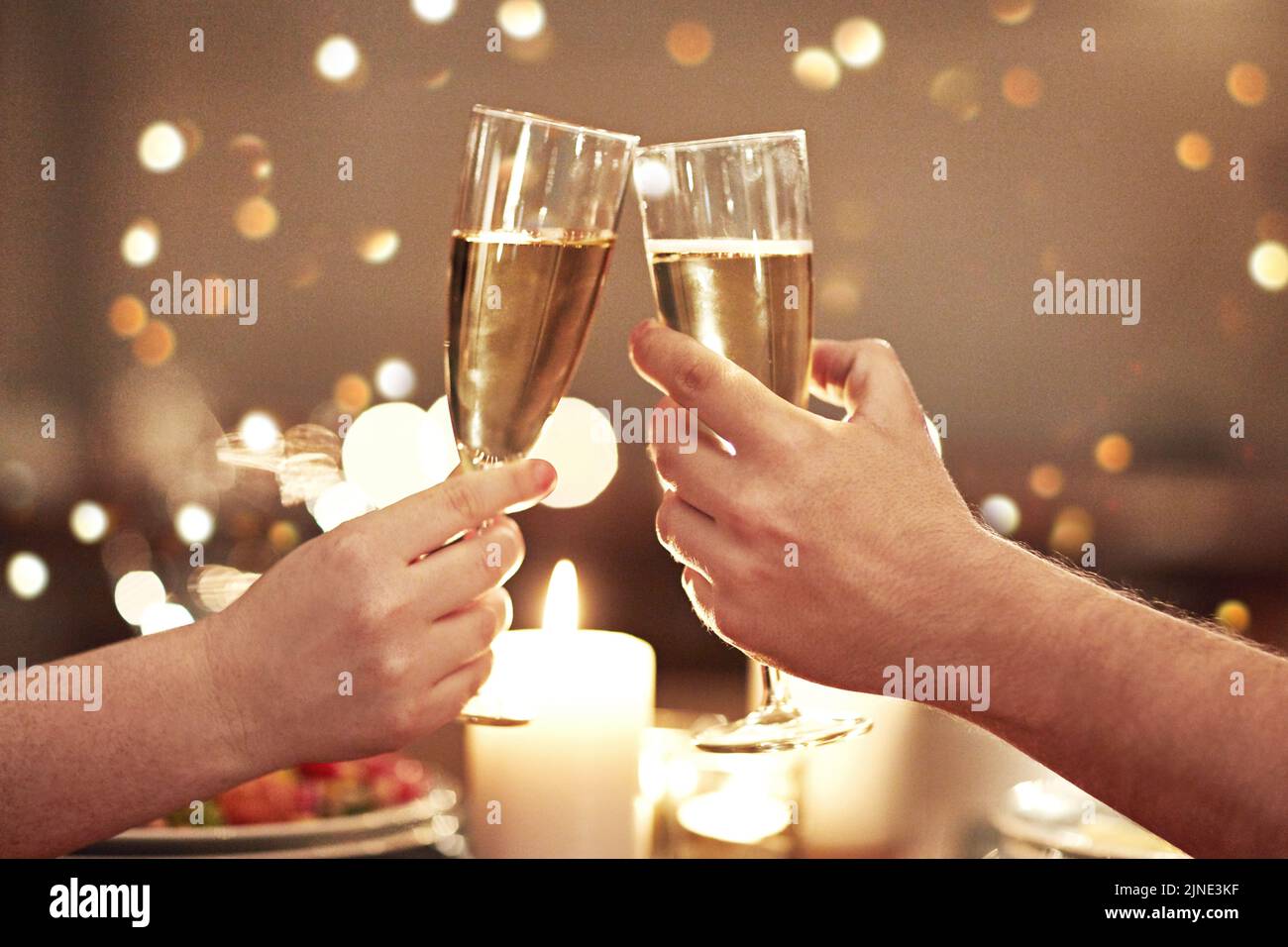 Jubel, Toast und Feier mit einem Paar zu einem romantischen Termin für ihr Engagement, Jubiläum oder Flitterwochen. Ein Candle-Light-Dinner mit Weingläsern Stockfoto