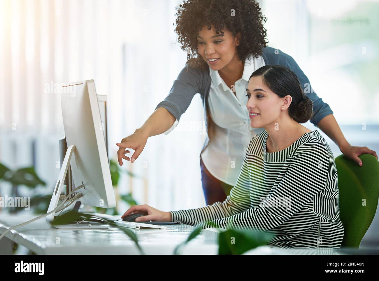 Unterrichten, Trainieren und Zeigen eines neuen Mitarbeiters oder Praktikanten, wie Geschäfte als Manager, Chef oder Vorgesetzter gemacht werden. Personalabteilung, die mit zusammenarbeitet Stockfoto