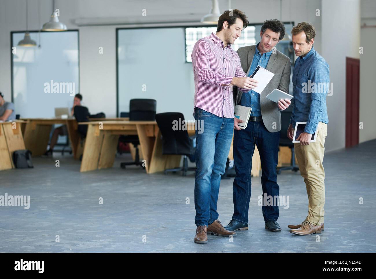Business Development Team plant Unternehmenswachstum und -Strategie im Büro. Eine Gruppe von gelegentlichen IT-Mitarbeitern, die gemeinsam an einem arbeiten Stockfoto