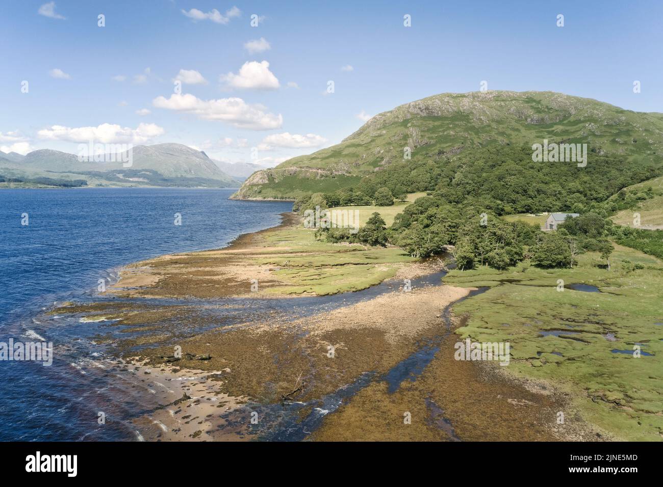 Ein Drohnenfoto vom Ausfluss des Flusses Noe von Glen Noe in Loch Etive, Glen Etive. Stockfoto