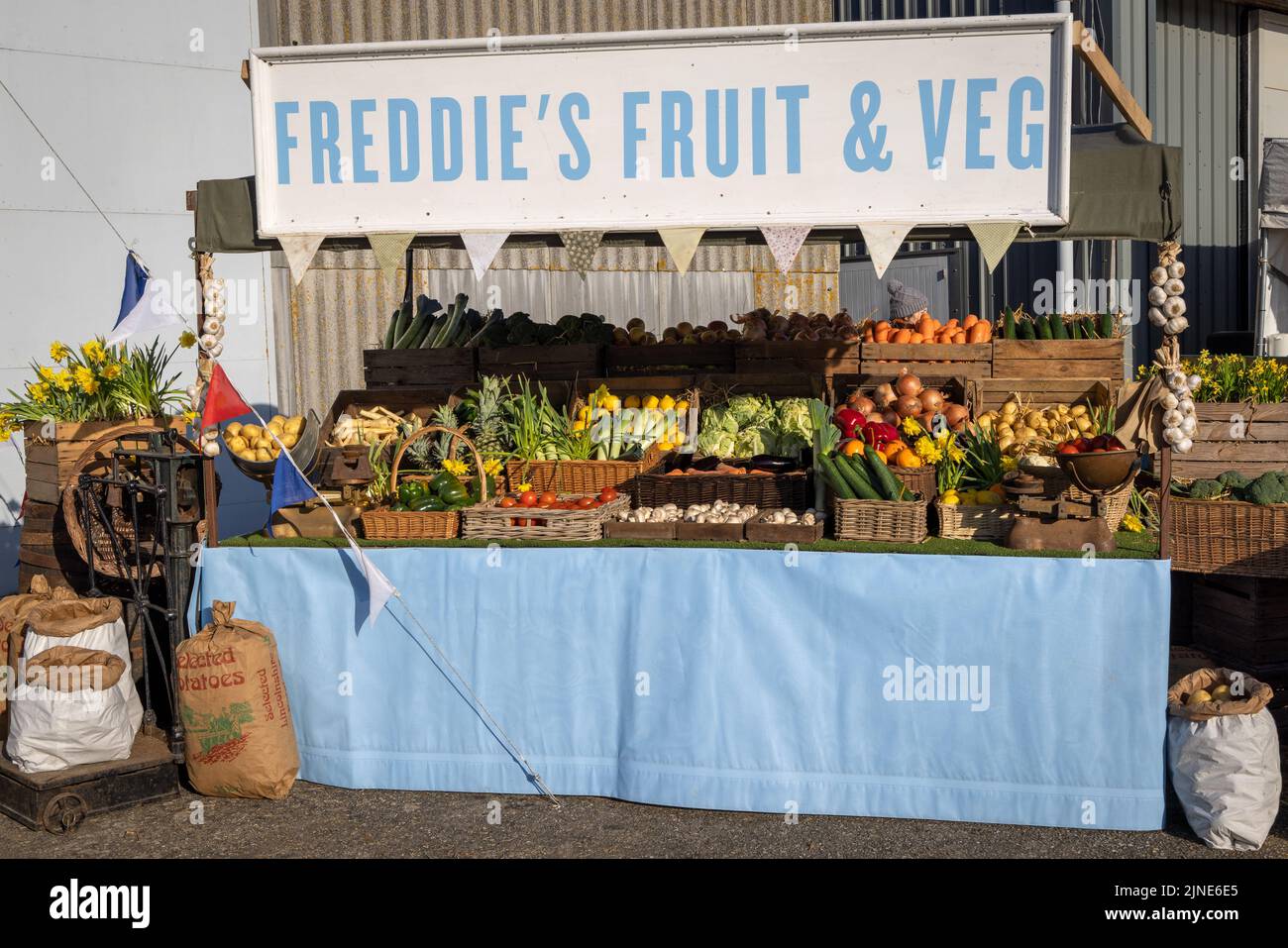 Freddies Obst- und Getränkestand. Ein Modell-Marktstand mit echtem Obst und Gemüse beim Goodwood Members Meeting 79., Sussex, Großbritannien. Stockfoto