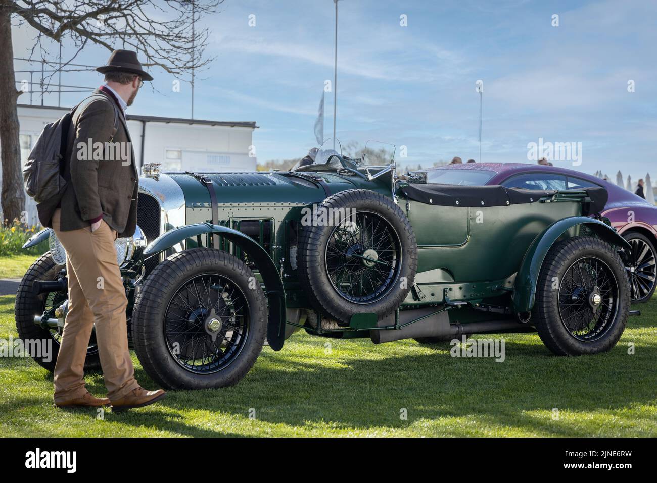 Der Zuschauer bewundert das Blower Bentley 1929, das auf dem Goodwood 79. Members Meeting in Sussex, Großbritannien, ausgestellt wird. Stockfoto