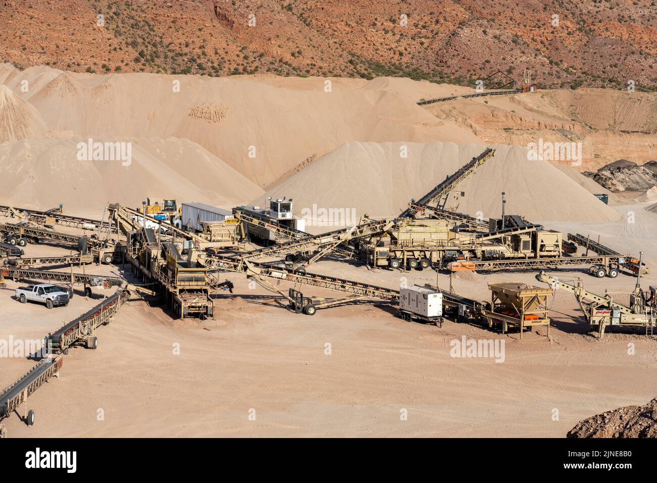 Mobile Förderbänder zum Bewegen von sortiertem Kies in einer Kiesgrube im Spanish Valley, nahe Moab, Utah. Stockfoto