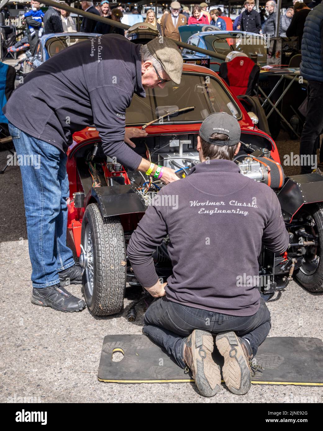 Mechaniker arbeiten an der 1962 MG WSM Coupe des Fahrers Paul Woolmer vor dem Weslake Cup-Rennen bei der Goodwood 79mm, Sussex, Großbritannien Stockfoto