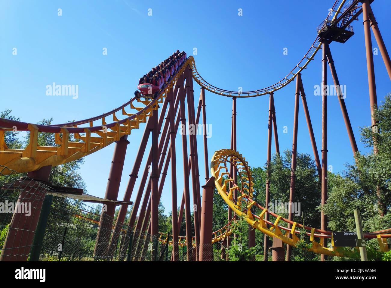 Plailly, Frankreich - August 10 2022: Goudurix ist eine Stahlachterbahn im Parc Astérix, einem Freizeitpark in Frankreich, der auf der Comic-Serie AS basiert Stockfoto