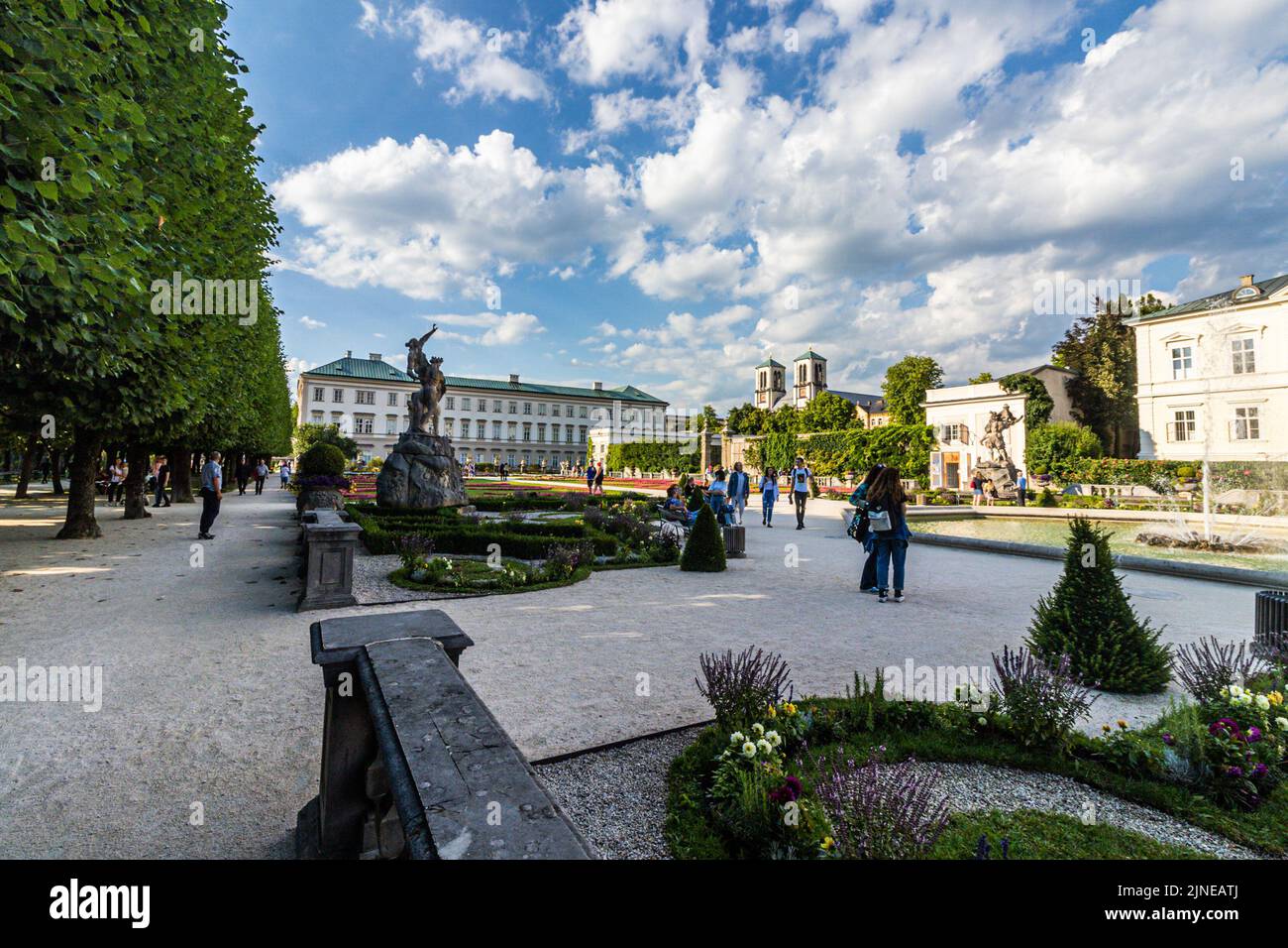 Die Menschen genießen es, in den berühmten Mirabellegärten in Salzburg zu spazieren Stockfoto