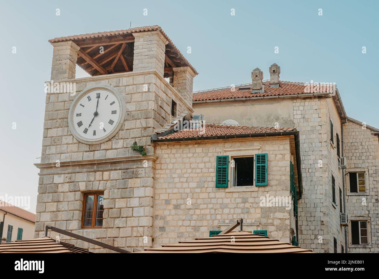 Alte europäische Architektur. Straße in der Altstadt von Italien, Montenegro, Griechenland etc Stockfoto