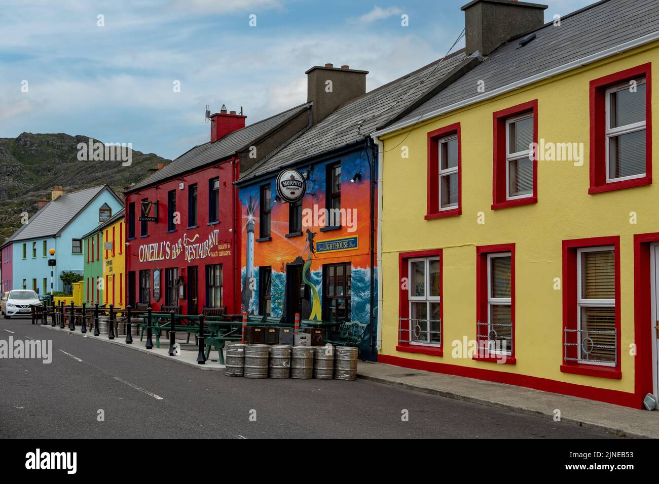 Farbenfrohe Gebäude in Ballydonegan, Beara Peninsula, Co. Kerry, Irland Stockfoto