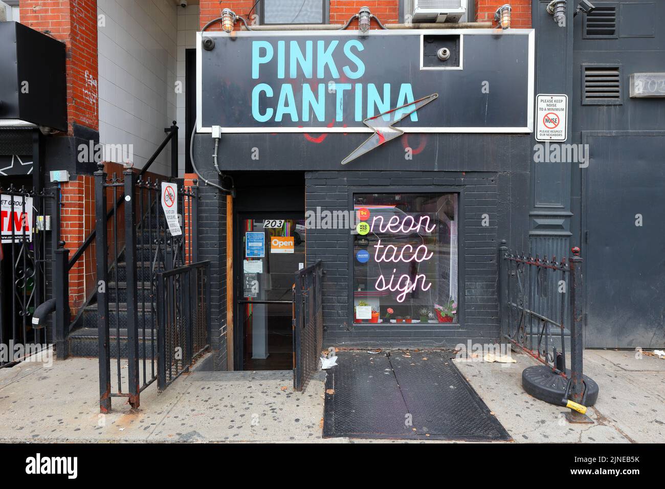 Pinks Cantina, 203 Chrystie St, New York, NY. Außenfassade eines mexikanischen Fusion-Restaurants in der Lower East Side von Manhattan. Stockfoto