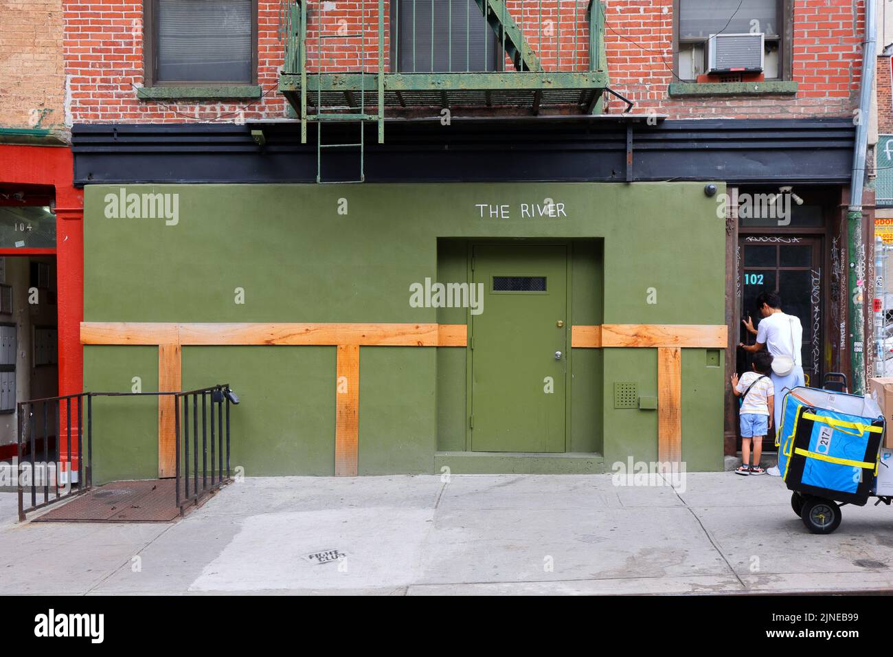 Dr. Clark, 104 Bayard St, New York. Außenansicht einer Hipster-Bar in Manhattan Chinatown im Besitz von Dr. Clark nebenan. Stockfoto
