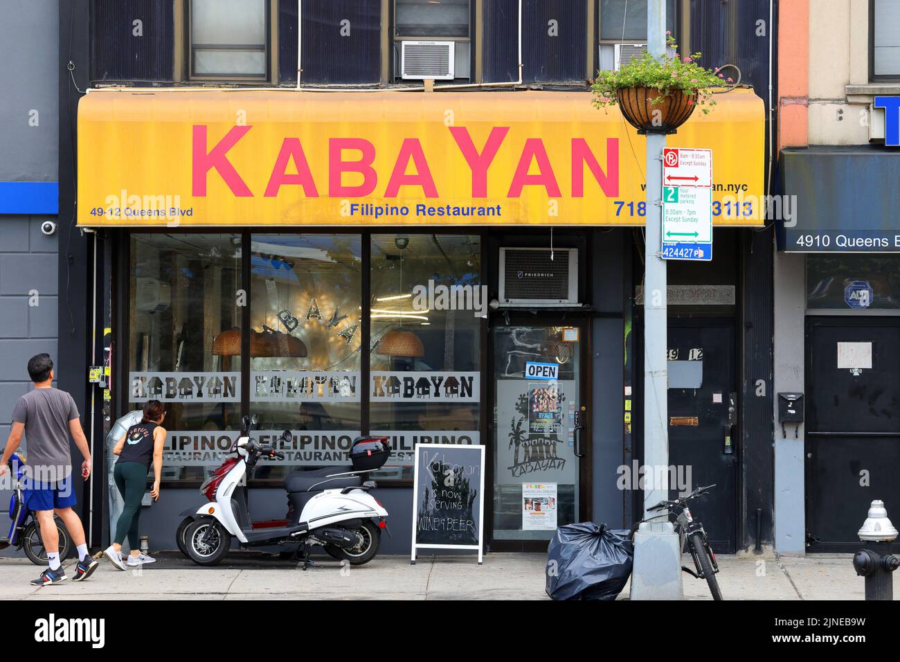 Kabayan, 49-12 Queens Blvd, Queens, NY. Außenfassade eines philippinischen Restaurants im Sunnyside, woodside Viertel. Stockfoto