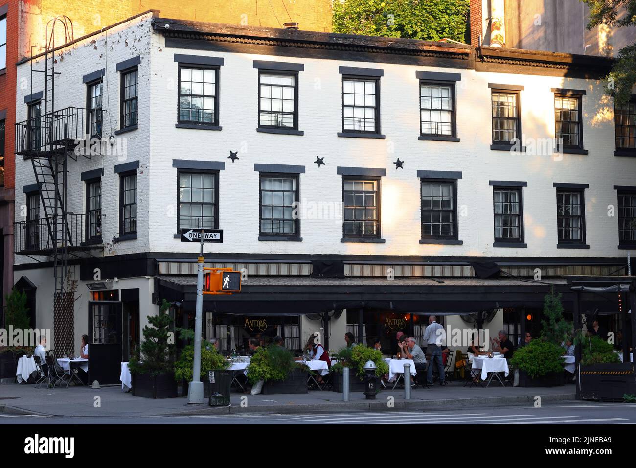 Anton's, 570 Hudson St, 300 W 11. St, New York. Außenansicht eines Restaurants im West Village von Manhattan. Stockfoto
