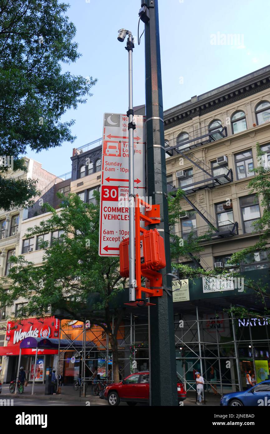 Eine National Data & Surveying (NDS) Videoüberwachungs- und Datenerfassungsstation, die an einem Mast in Manhattan, New York City, montiert ist. Stockfoto