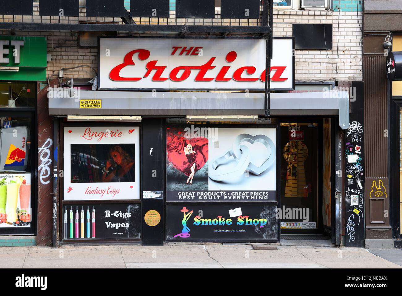 The Erotica, 336 8. Ave, New York, NY. Außenfassade eines Buchladens für Erwachsene im Chelsea-Viertel von Manhattan. Stockfoto