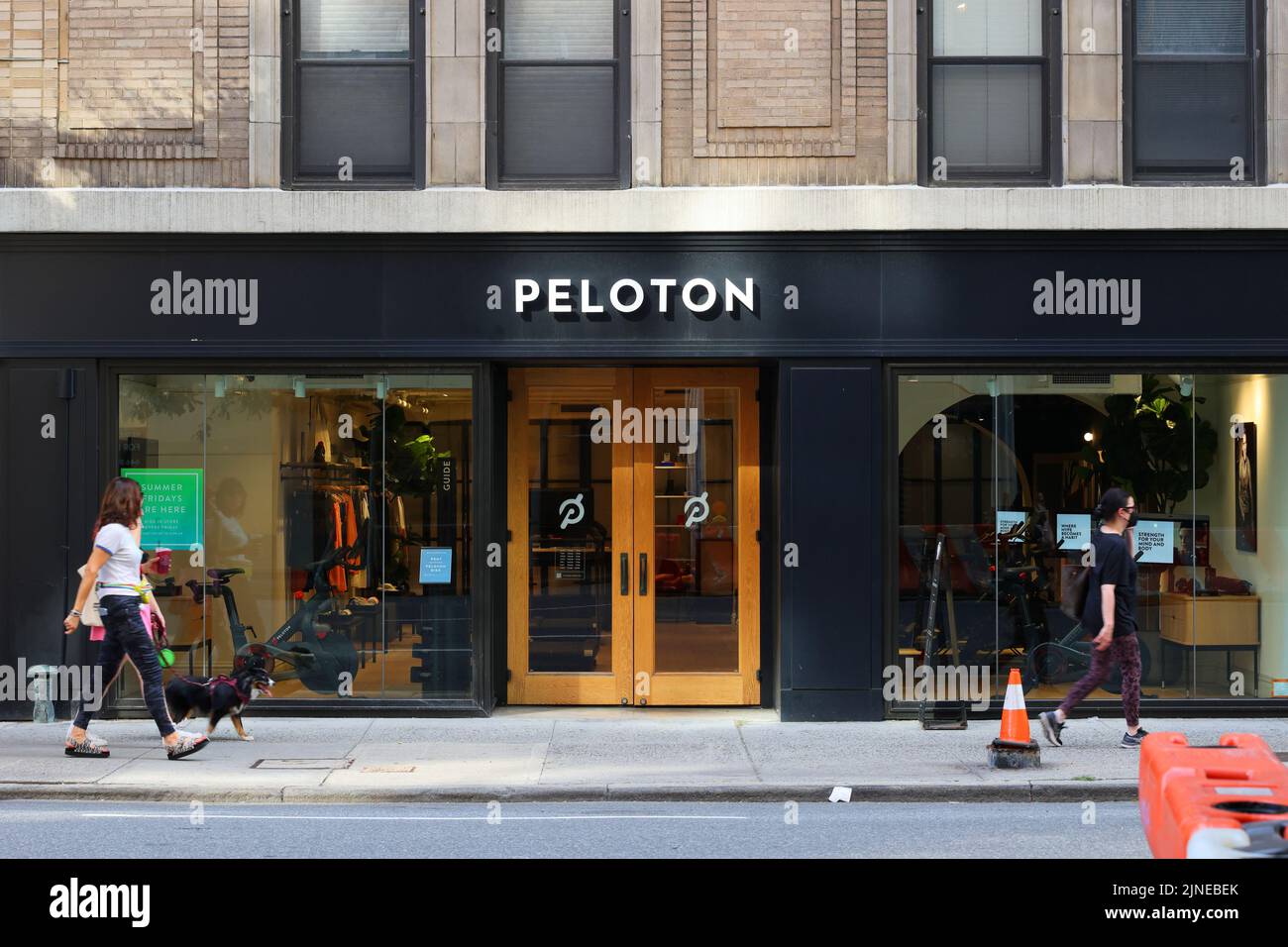 Peloton, 1156 Madison Ave, New York, NYC Schaufensterfoto eines interaktiven Fitnessgeräteladens in Manhattans Upper East Side. Stockfoto