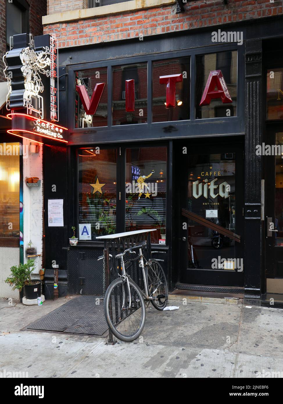 Caffe Vita, 124 Ludlow St, New York, NY. Außenfassade eines Cafés und einer Rösterei in Seattle im Viertel Lower East Side von Manhattan. Stockfoto