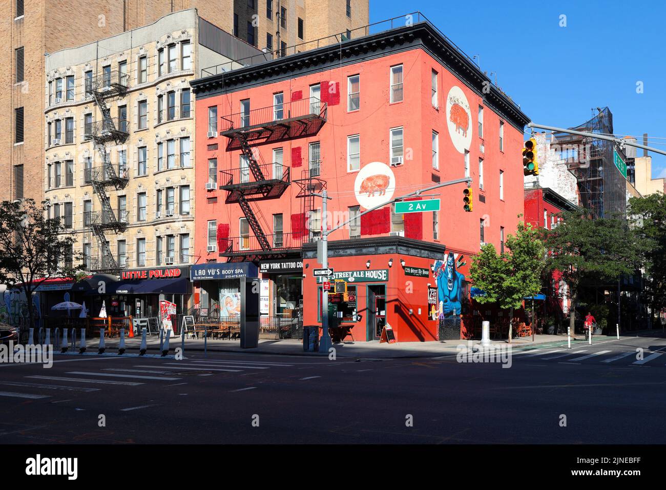 12. Street Ale House, 192 2. Ave, New York, NYC Foto von der Bar an der Ecke des Schweinehauses 303 E 12. St in Manhattans East Village Stockfoto