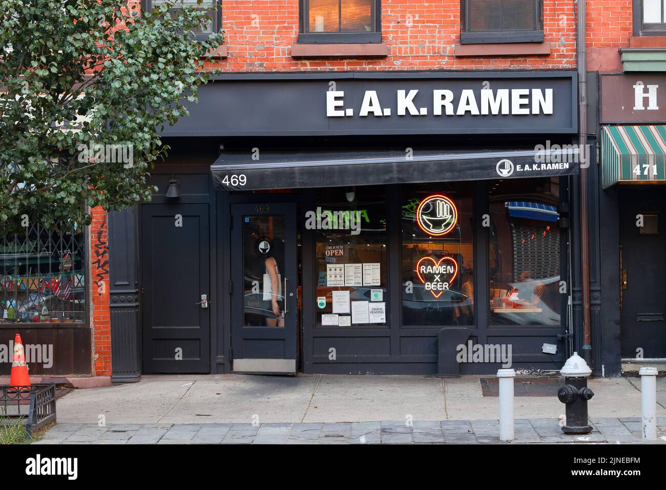 E.A.K. Ramen, 469 6. Ave, New York, NY. Außenfassade eines japanischen Ramen-Restaurants im Greenwich Village in Manhattan Stockfoto