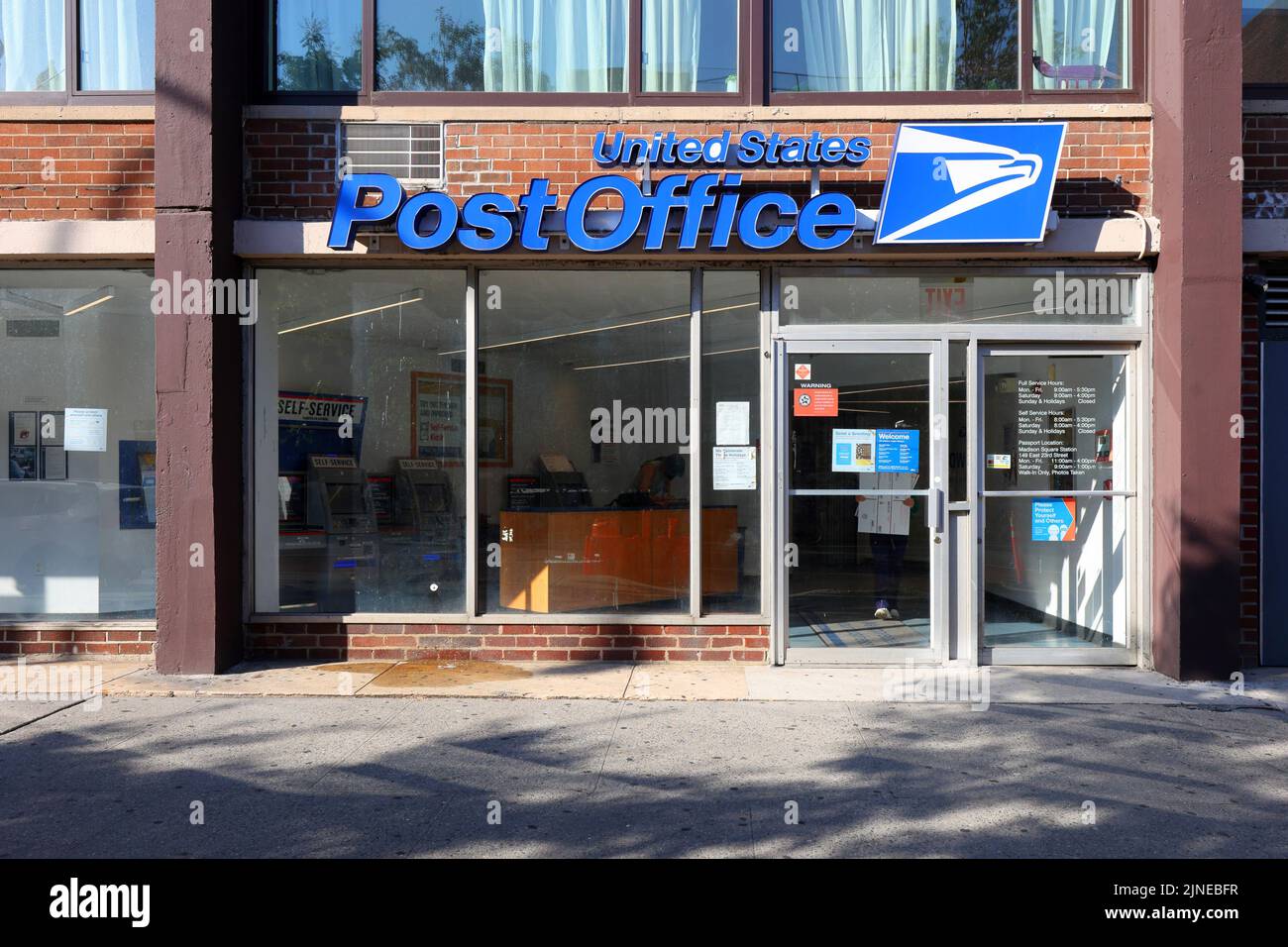 United States Postal Service, 335 E 14. St, New York, 10009. Peter Stuyvesant, Zweigstelle des usps-Postamtes in Manhattans East Village Stockfoto