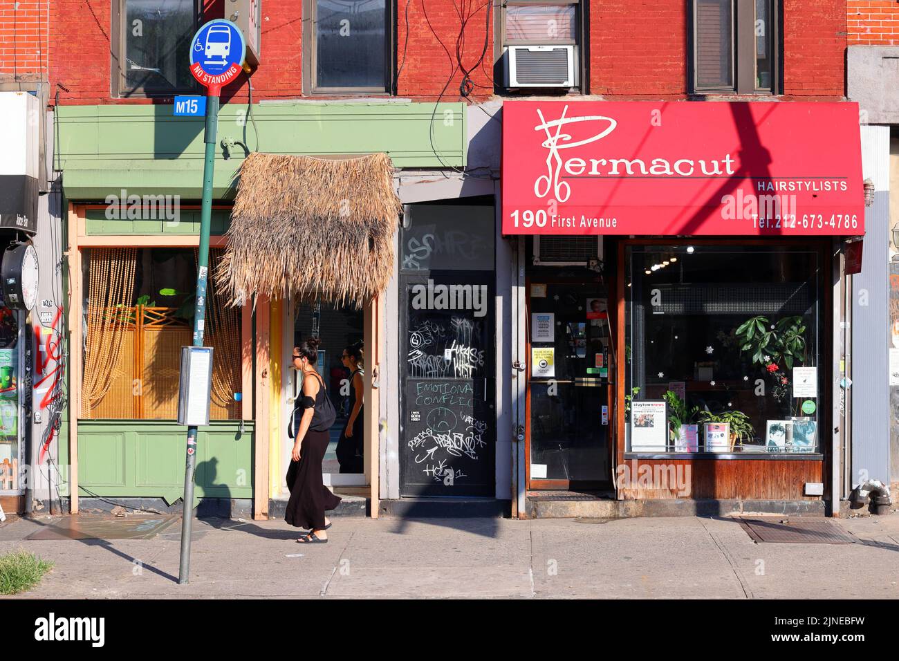 Treehouse Social Club, Permacut Beauty Salon, 190 1. Ave, New York, NYC Schaufensterfoto von Friseuren und Friseursalons in Manhattans East Village Stockfoto