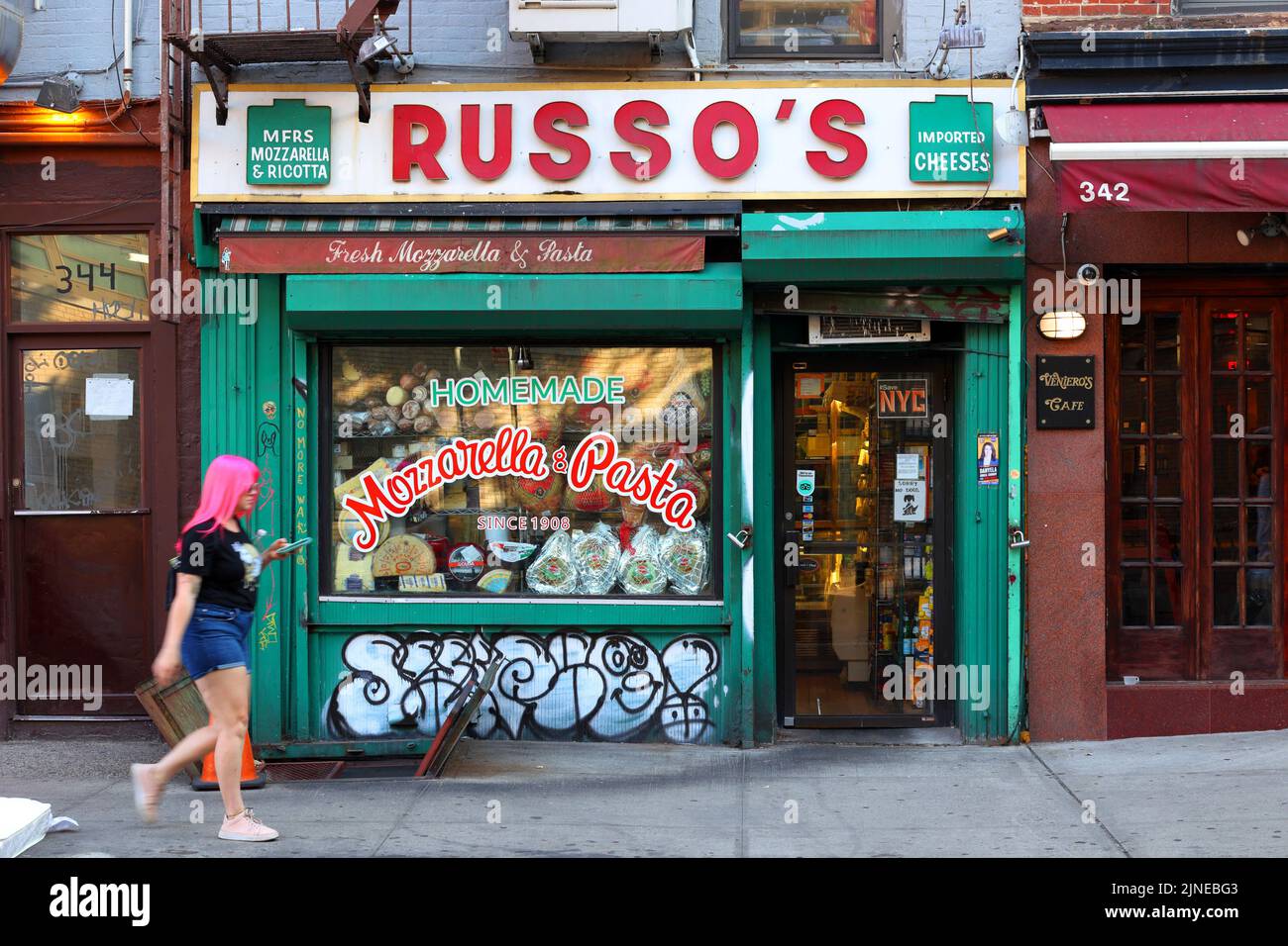 Russo's Mozzarella & Pasta, 344 E. 11th Street, New York, New York, Außenansicht eines Sandwich-Shops im East Village Viertel von Manhattan Stockfoto