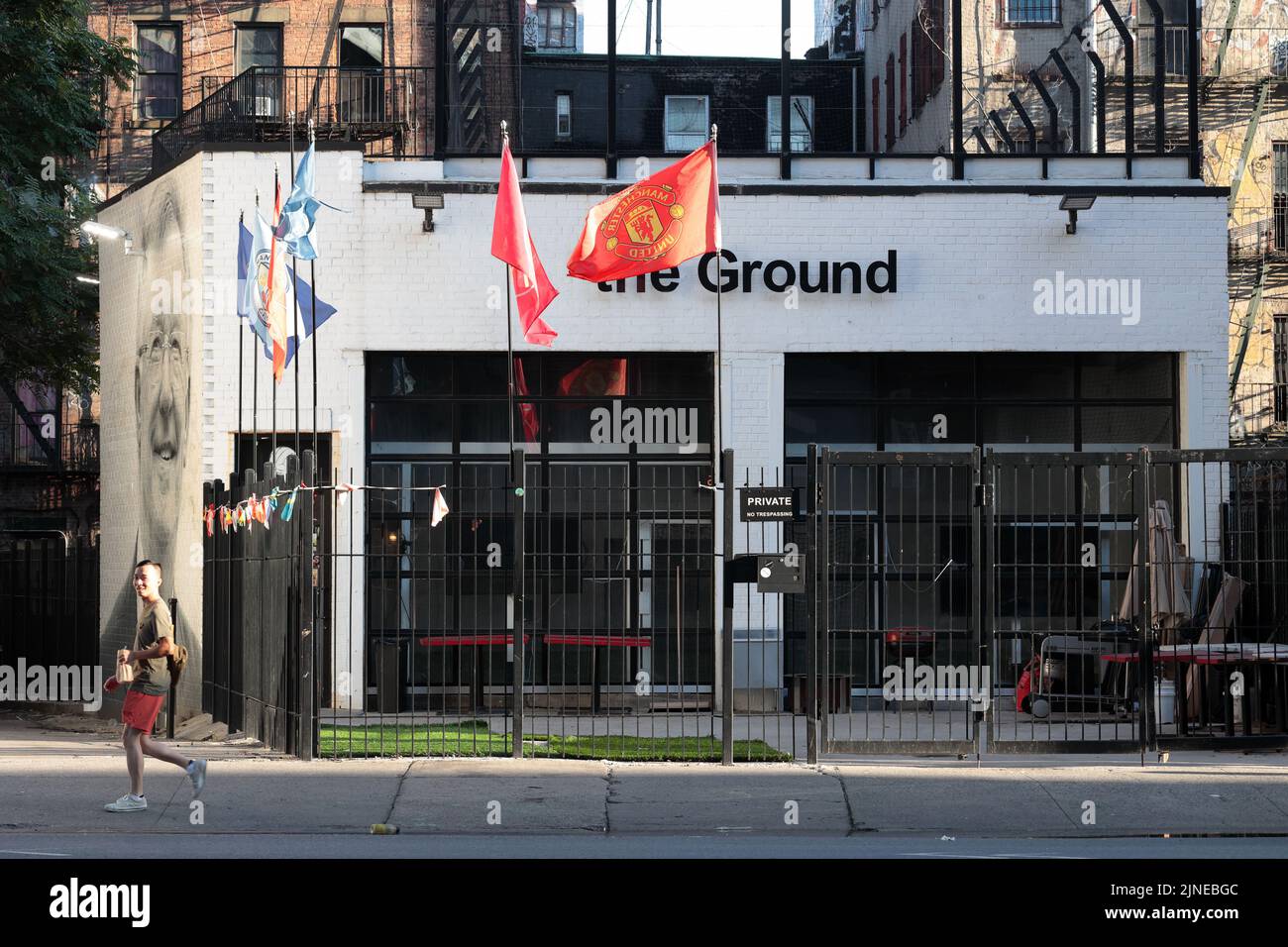 The Ground, 130 Madison St, New York, NY. Außenfassade einer Fußballhalle und eines Veranstaltungsraums in Manhattans Lower East Side/Chinatown Stockfoto