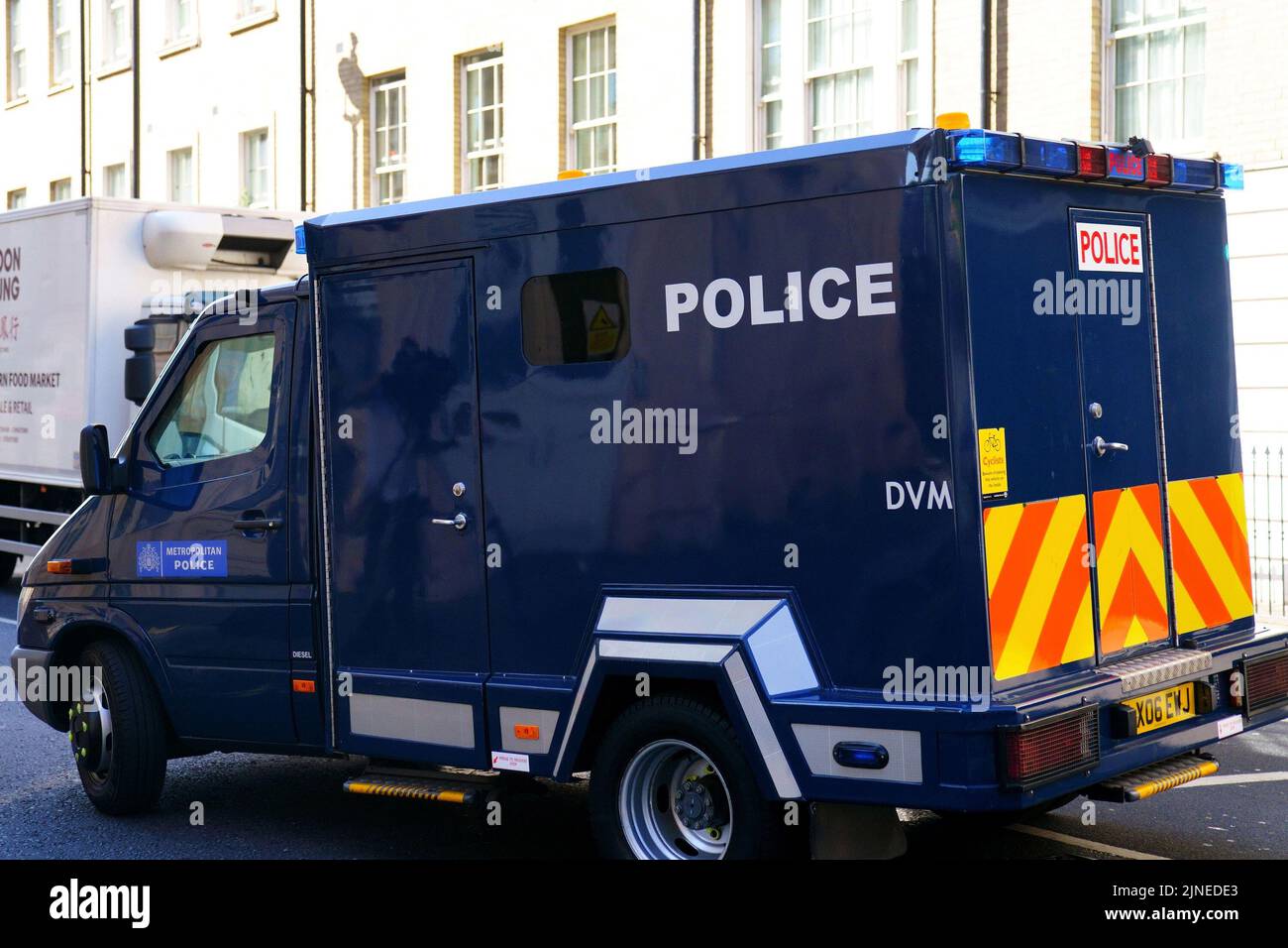 Ein Polizeiwagen verlässt das Westminster Magistrates' Court im Zentrum von London, wo Aine Leslie Davis, 38, der Terrorvergehen im Jahr 2014 und dem Besitz einer Schusswaffe für einen mit dem Terrorismus verbundenen Zweck angeklagt zu sein scheint. Bilddatum: Donnerstag, 11. August 2022. Stockfoto