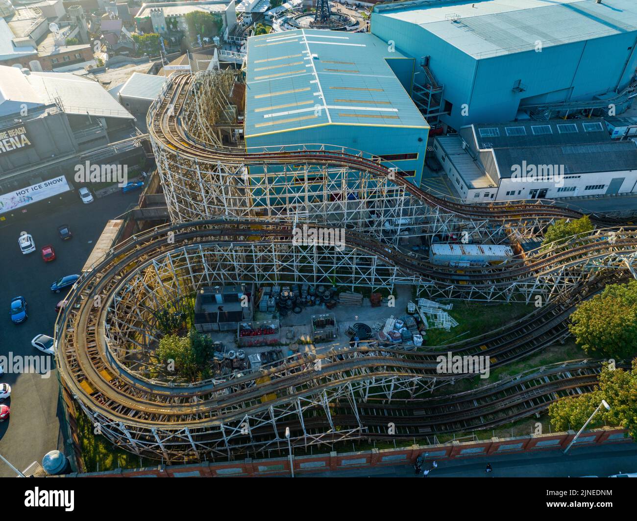 Blackpool Pleasure Beach, BPB, Grand National, Big One, Icon, Pier, Valhalla, Fahrten in Aktion Luftdrohne , aus der Luft gesehen, Vogelperspektive Stockfoto