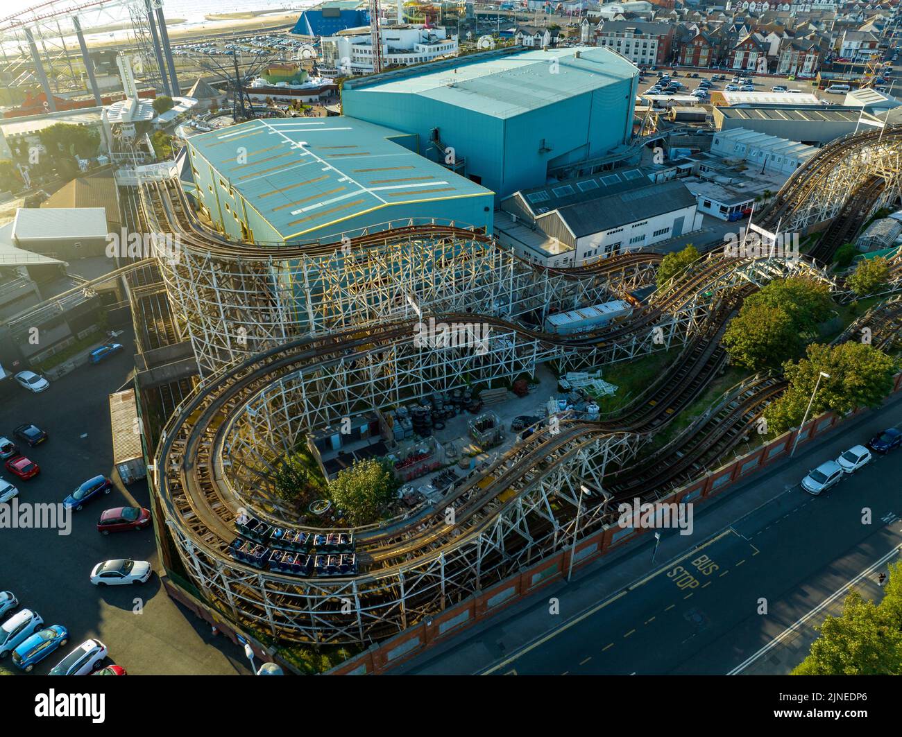 Blackpool Pleasure Beach, BPB, Grand National, Big One, Icon, Pier, Valhalla, Fahrten in Aktion Luftdrohne , aus der Luft gesehen, Vogelperspektive Stockfoto