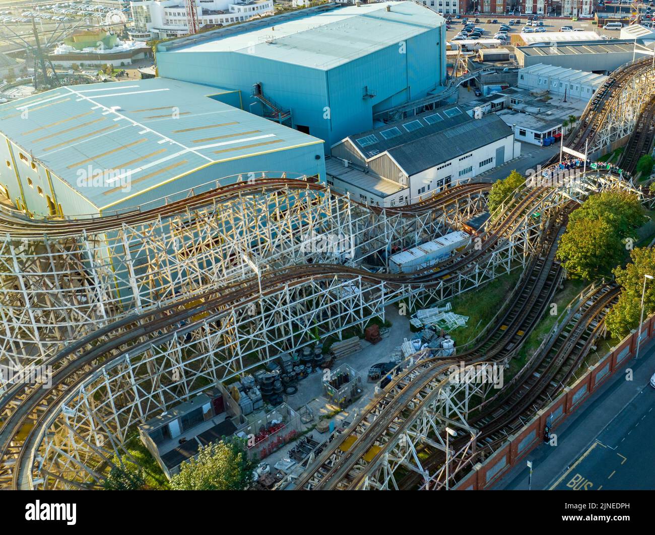 Blackpool Pleasure Beach, BPB, Grand National, Big One, Icon, Pier, Valhalla, Fahrten in Aktion Luftdrohne , aus der Luft gesehen, Vogelperspektive Stockfoto
