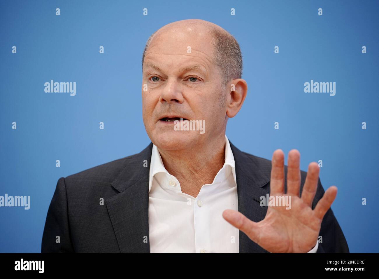 Berlin, Deutschland. 11. August 2022. Bundeskanzler Olaf Scholz (SPD) spricht bei der Bundespressekonferenz im Rahmen der Sommerpressekonferenz über Innen- und außenpolitische Themen. Quelle: Kay Nietfeld/dpa/Alamy Live News Stockfoto