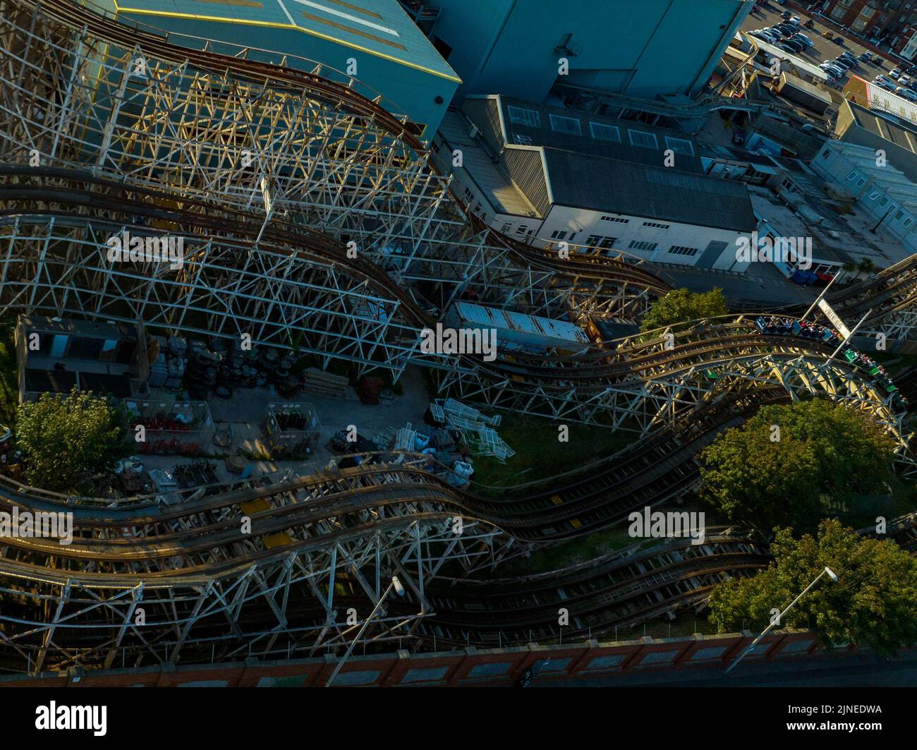 Blackpool Pleasure Beach, BPB, Grand National, Big One, Icon, Pier, Valhalla, Fahrten in Aktion Luftdrohne , aus der Luft gesehen, Vogelperspektive Stockfoto