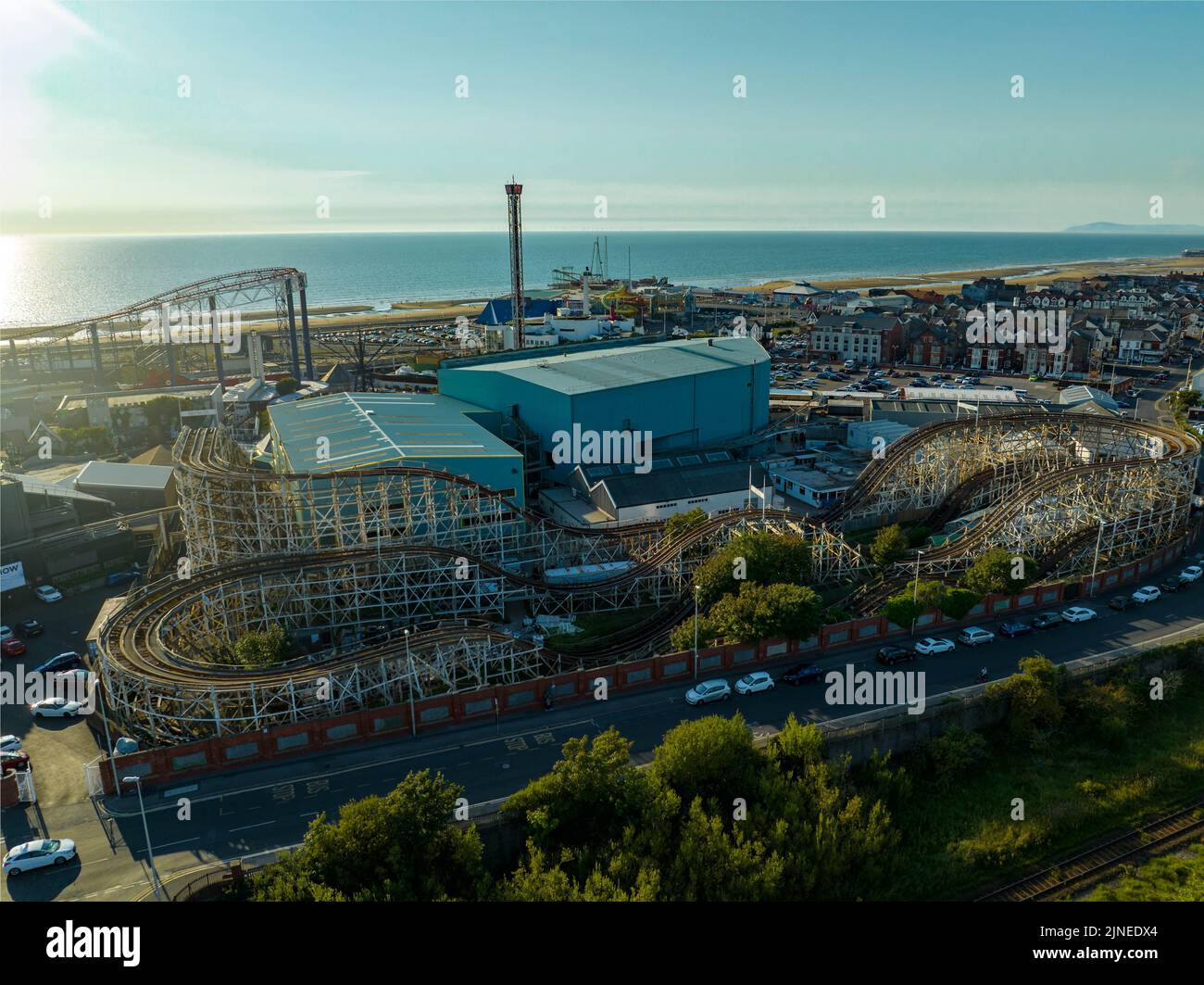 Blackpool Pleasure Beach, BPB, Grand National, Big One, Icon, Pier, Valhalla, Fahrten in Aktion Luftdrohne , aus der Luft gesehen, Vogelperspektive Stockfoto
