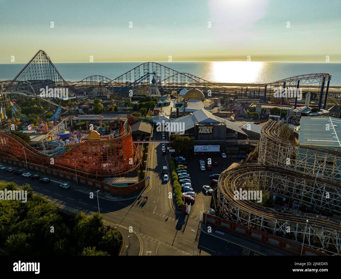 Blackpool Pleasure Beach, BPB, Grand National, Big One, Icon, Pier, Valhalla, Fahrten in Aktion Luftdrohne , aus der Luft gesehen, Vogelperspektive Stockfoto