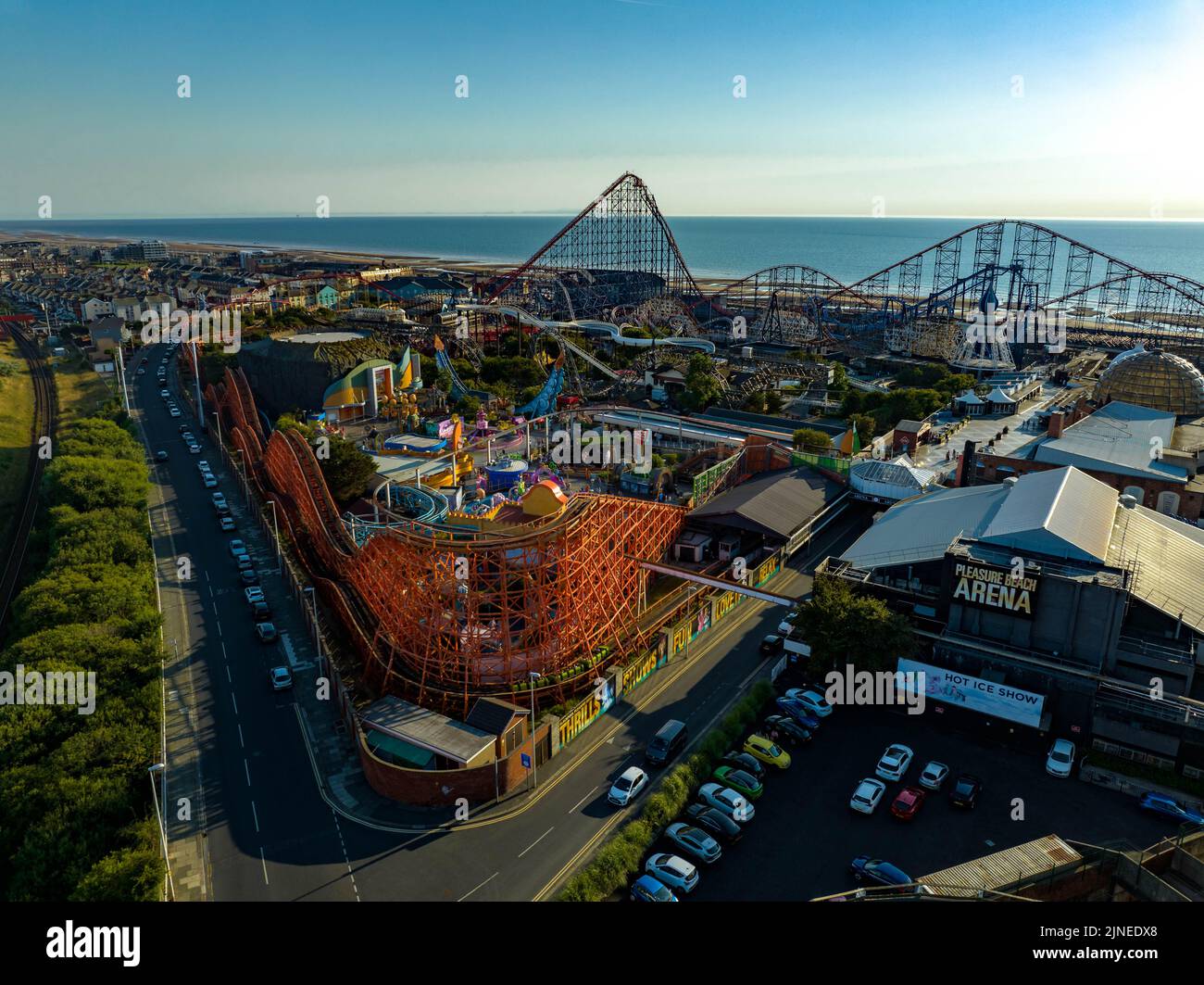 Blackpool Pleasure Beach, BPB, Grand National, Big One, Icon, Pier, Valhalla, Fahrten in Aktion Luftdrohne , aus der Luft gesehen, Vogelperspektive Stockfoto