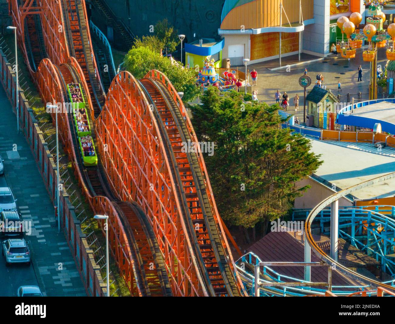 Blackpool Pleasure Beach, BPB, Grand National, Big One, Icon, Pier, Valhalla, Fahrten in Aktion Luftdrohne , aus der Luft gesehen, Vogelperspektive Stockfoto