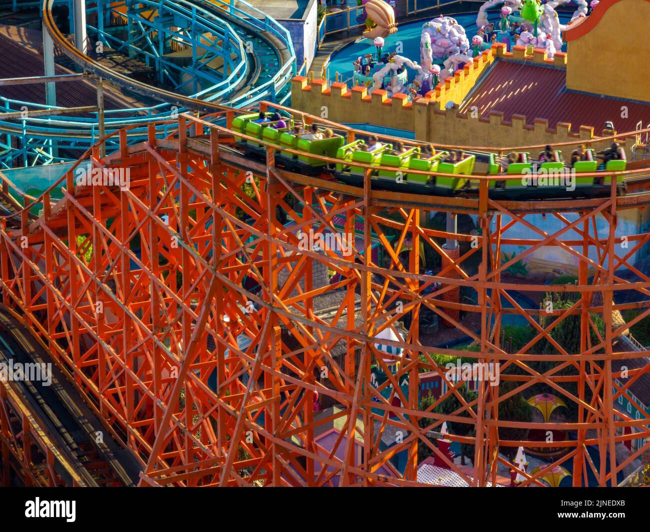 Blackpool Pleasure Beach, BPB, Grand National, Big One, Icon, Pier, Valhalla, Fahrten in Aktion Luftdrohne , aus der Luft gesehen, Vogelperspektive Stockfoto