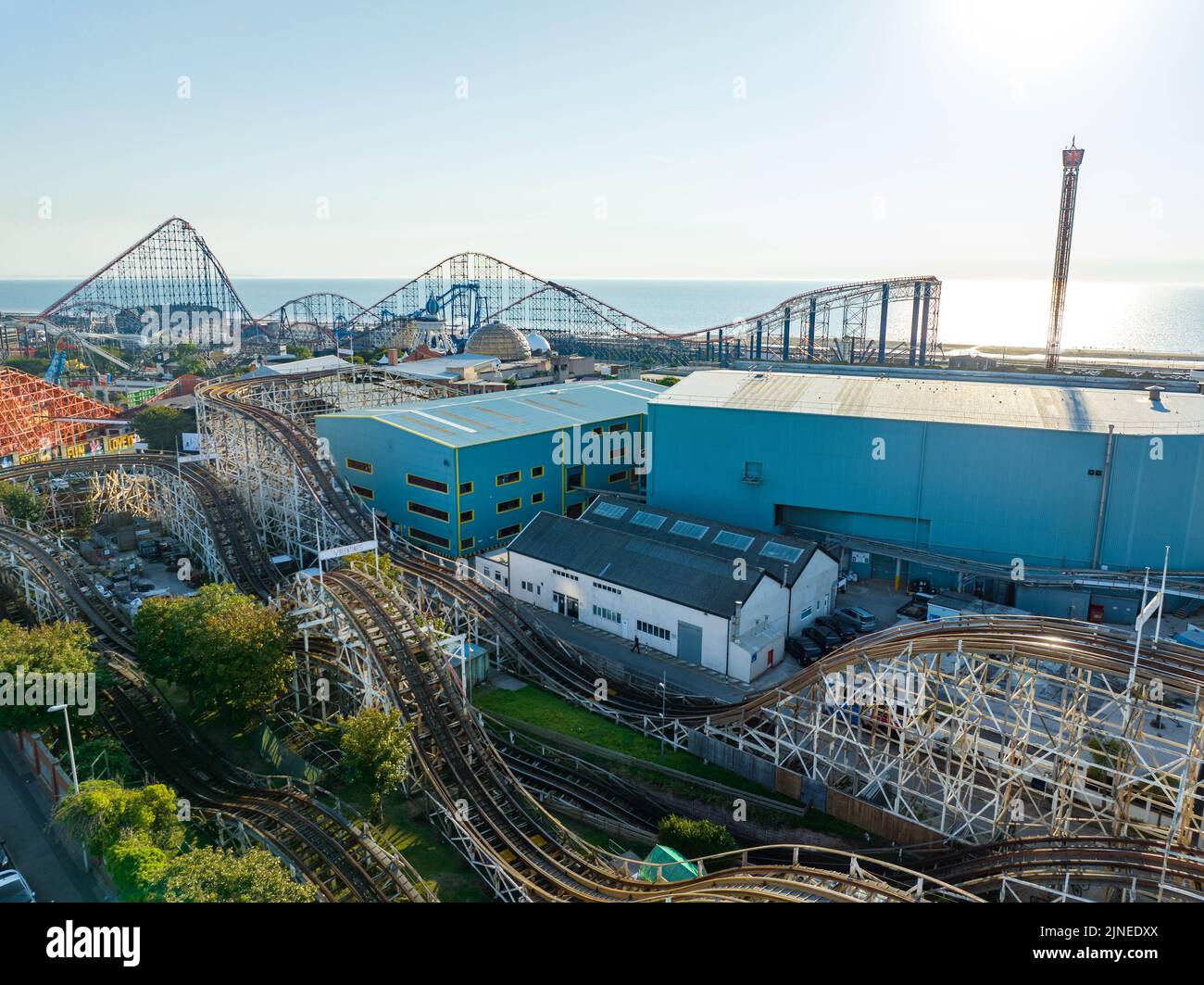 Blackpool Pleasure Beach, BPB, Grand National, Big One, Icon, Pier, Valhalla, Fahrten in Aktion Luftdrohne , aus der Luft gesehen, Vogelperspektive Stockfoto