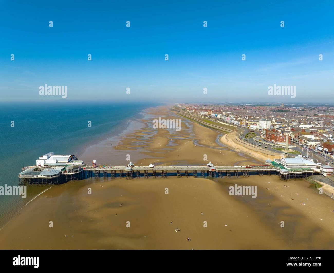 Blackpool Pleasure Beach, BPB, Grand National, Big One, Icon, Pier, Valhalla, Fahrten in Aktion Luftdrohne , aus der Luft gesehen, Vogelperspektive Stockfoto