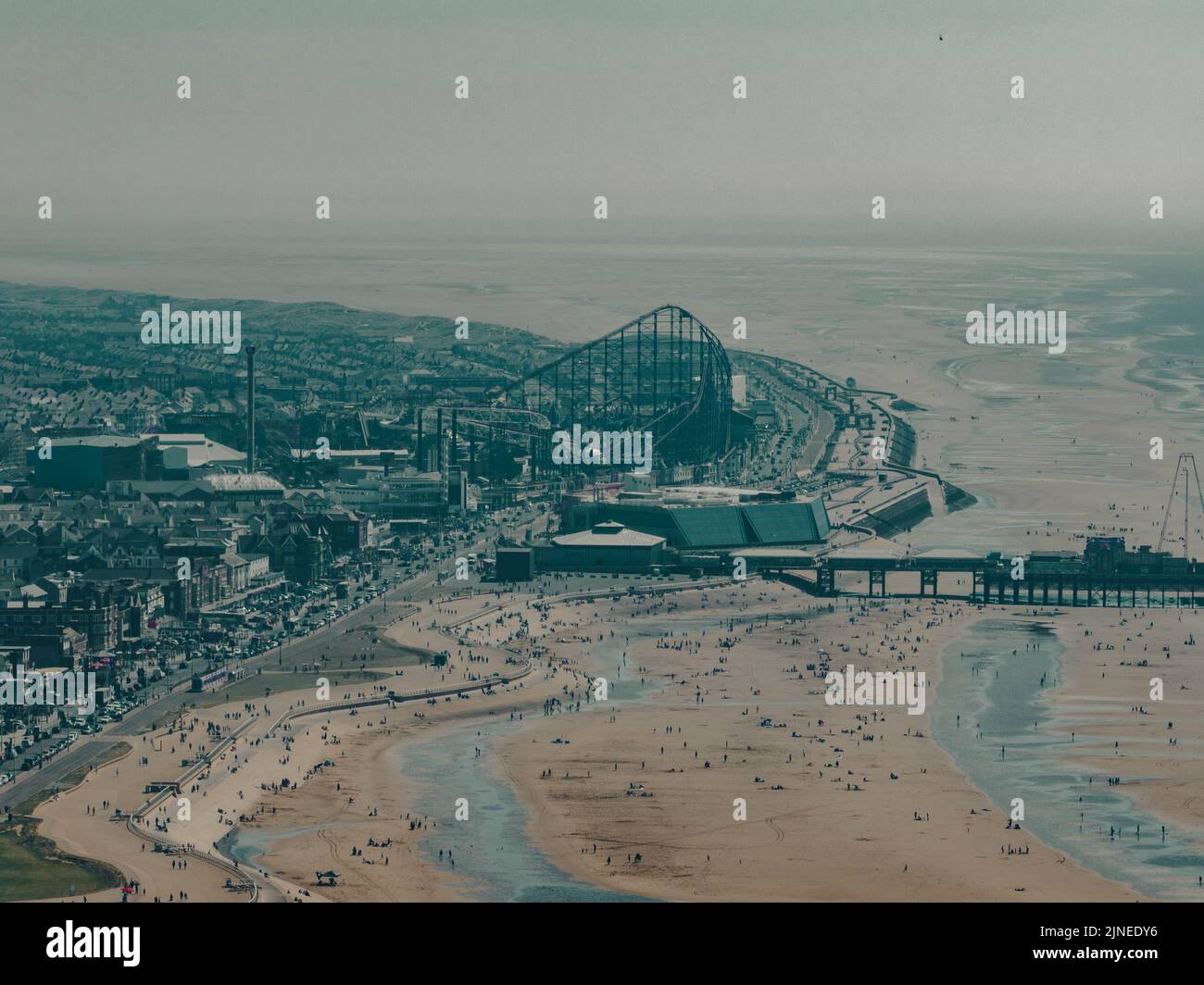 Blackpool Pleasure Beach, BPB, Grand National, Big One, Icon, Pier, Valhalla, Fahrten in Aktion Luftdrohne , aus der Luft gesehen, Vogelperspektive Stockfoto