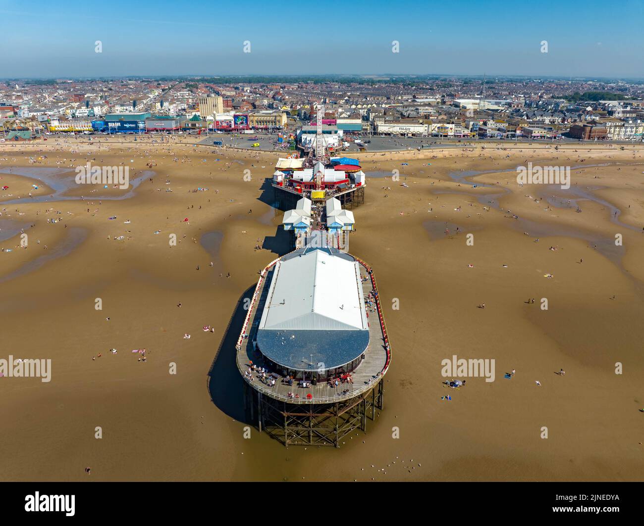 Blackpool Pleasure Beach, BPB, Grand National, Big One, Icon, Pier, Valhalla, Fahrten in Aktion Luftdrohne , aus der Luft gesehen, Vogelperspektive Stockfoto